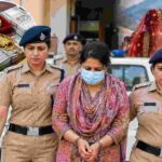 Alt Text: हमीरपुर धोखाधड़ी मामले से संबंधित सांकेतिक तस्वीर में महिला को पुलिस हिरासत में दिखाया गया है