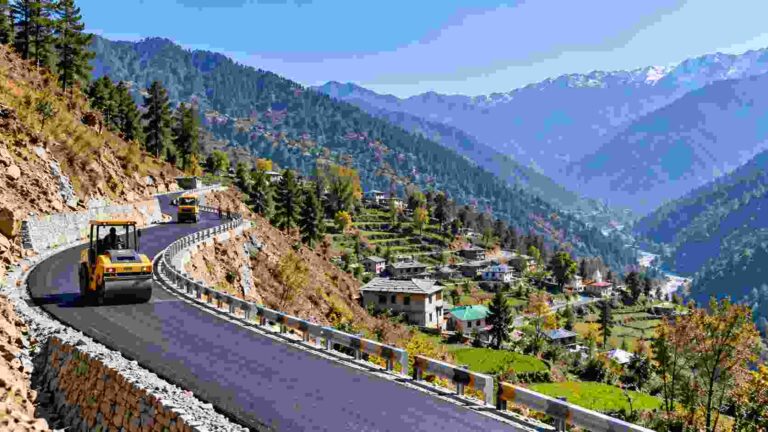 चंबा जिले के ग्रामीण क्षेत्रों में सड़क संपर्क बेहतर बनाने के लिए सड़क निर्माण की सांकेतिक तस्वीर