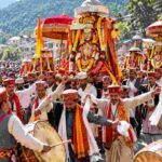 कुल्लू दशहरा की जलेब यात्रा में पारंपरिक वेशभूषा में नृत्य करते देवलु और देव रथों की सांकेतिक तस्वीर