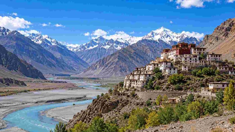 Lahaul Spiti की खूबसूरत हिमालयी घाटी, बर्फ से ढके पहाड़ और बौद्ध मठ